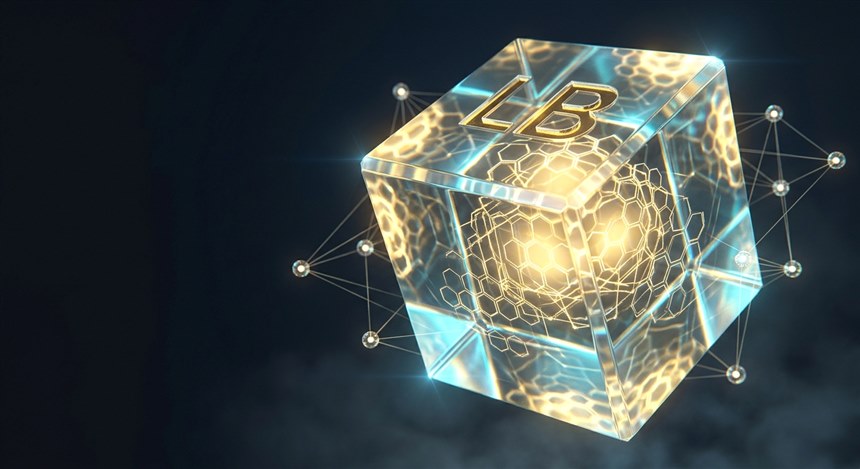 Spieler am Pokertisch mit Chips und Karten